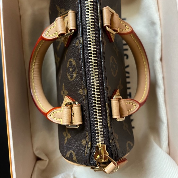 LOUIS VUITTON
Monogram Nano Speedy Bandouliere - Picture 9 of 16